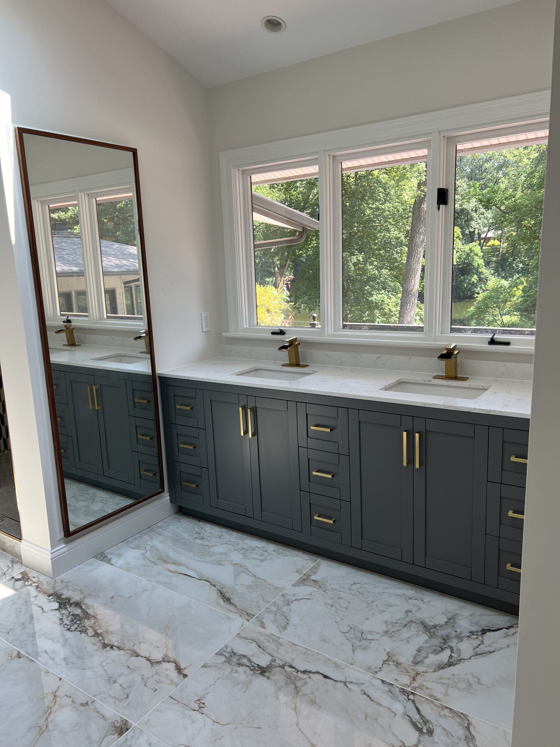Finished marble sinks with mirror