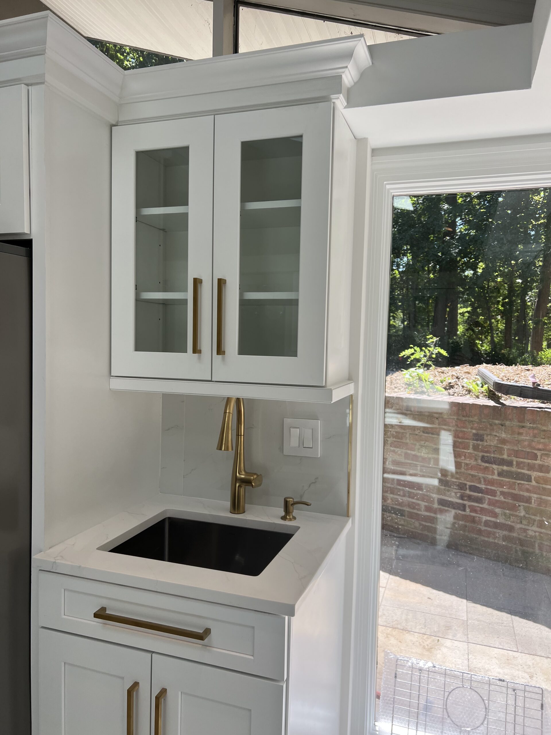 Kitchen with small sink below cabinet