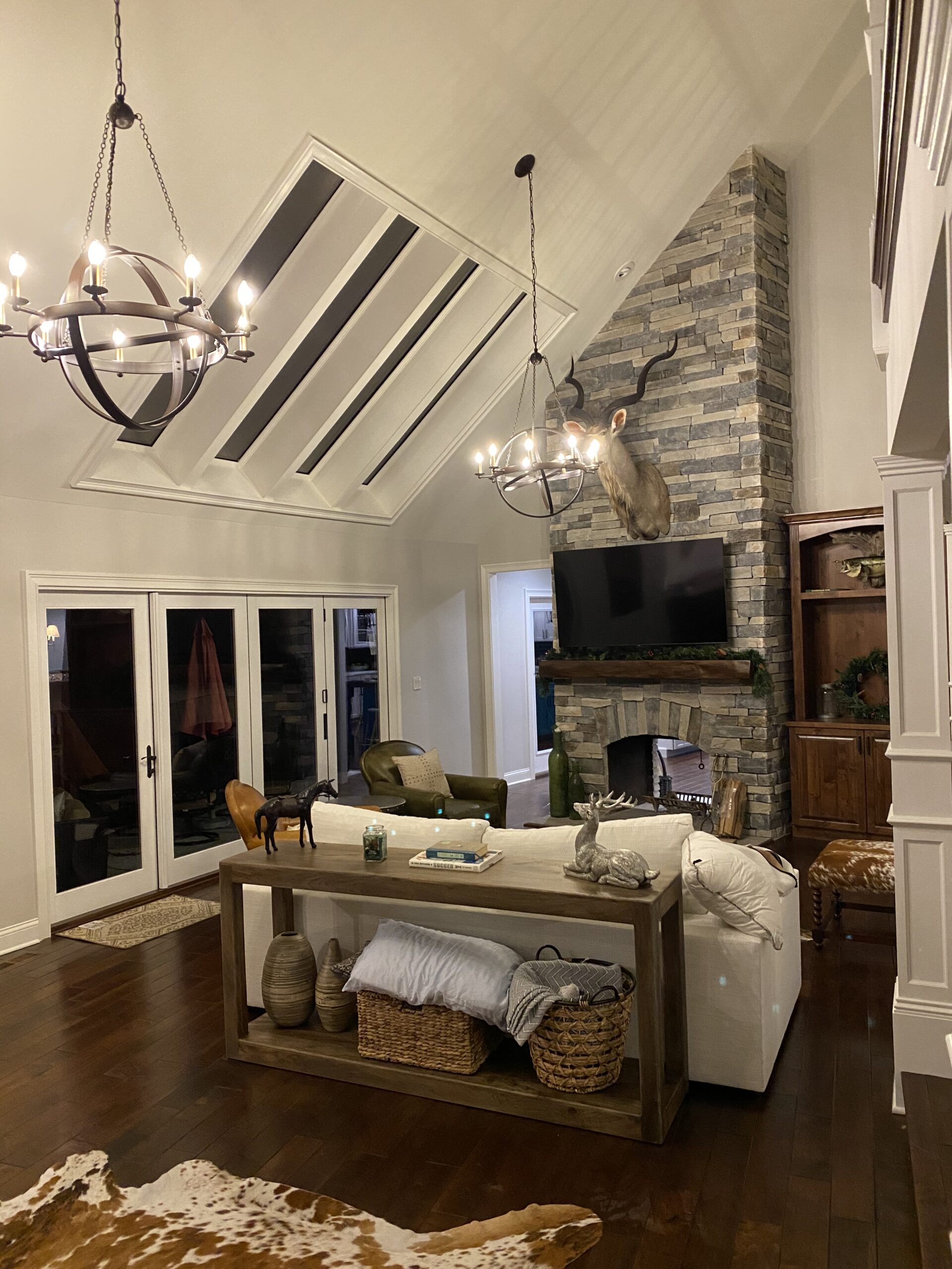 Living room with tv and shelf